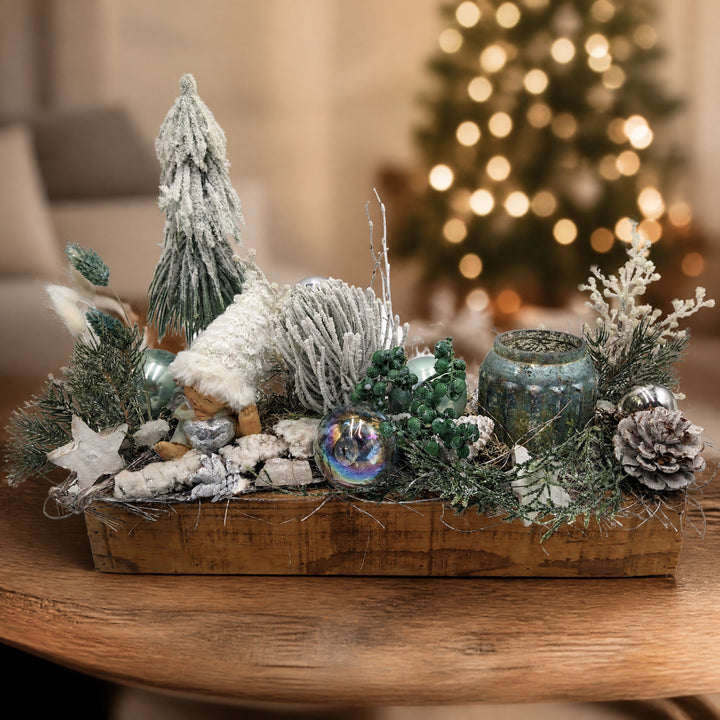 Szene Weihnachtsgesteck Mädchen Kugeln Stern Zapfen mint weiß