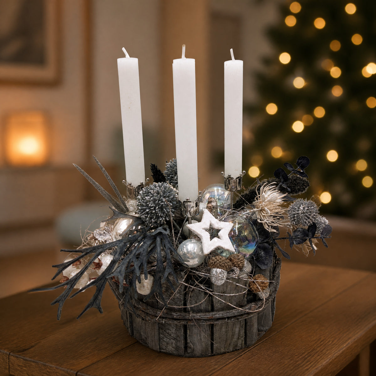 Szene Adventsgesteck modern Kugeln Stern Craspedia schwarz weiß silber