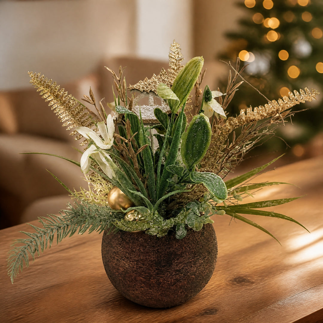 Szene Weihnachtsgesteck Schneeglöckchen Farn Kugel Tanne gold grün