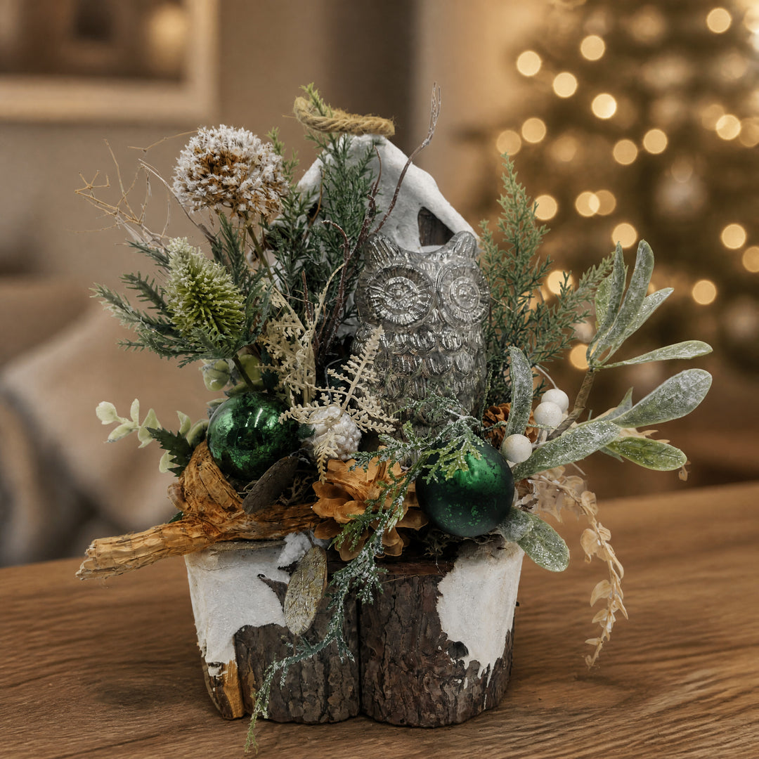 Szene Weihnachtsgesteck Eule Kugeln Zapfen grün silber im Rindentopf