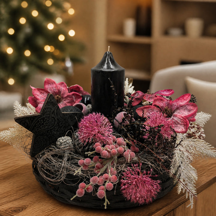 Szene Weihnachtsgesteck modern Stern Magnolie Beeren schwarz rosa