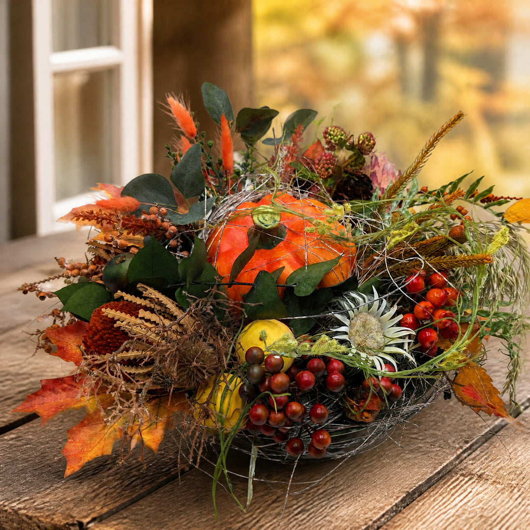 Szene Herbstgesteck Kürbis Apfel Beeren Gräser orange gelb