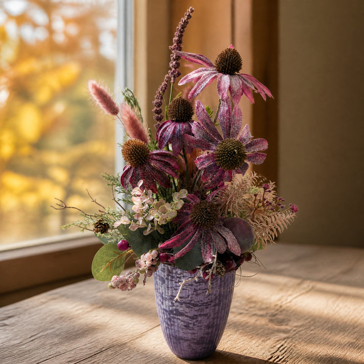 Szene Herbstgesteck Sonnenhut Zapfen Beeren lila rosa