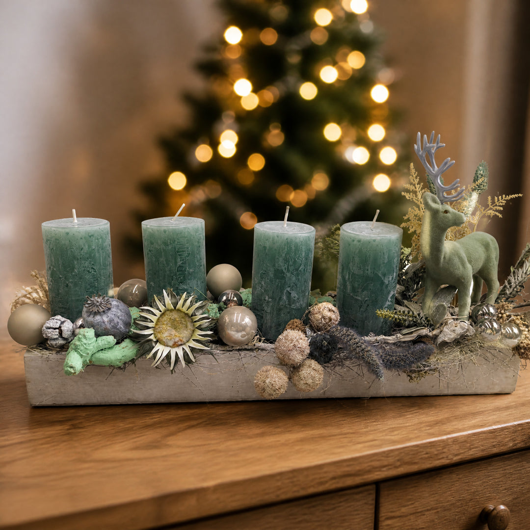 Szene Adventsgesteck Hirsch Mohnkapsel Kugeln mint salbei