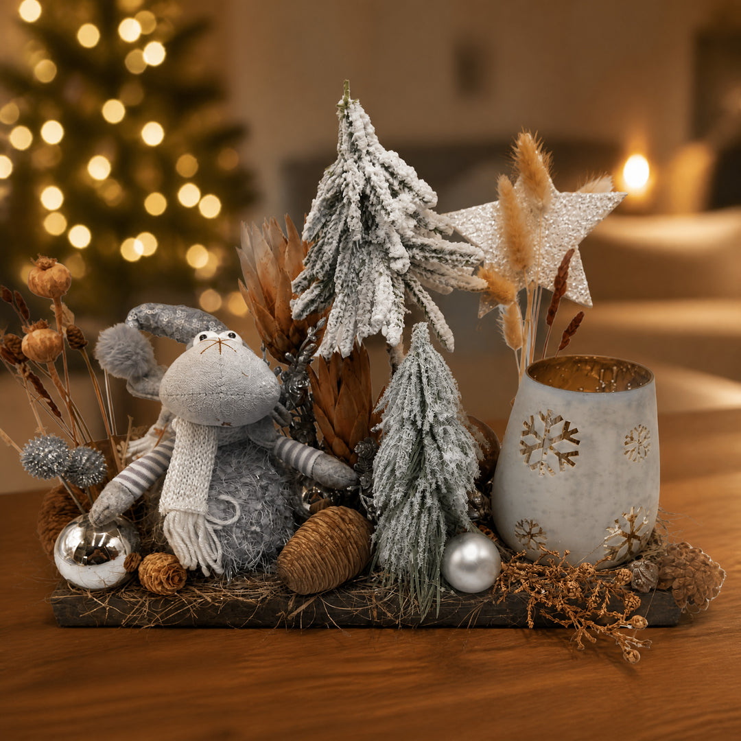 Szene Weihnachtsgesteck Wichtel Kugel Zapfen Windlicht grau weiß silber