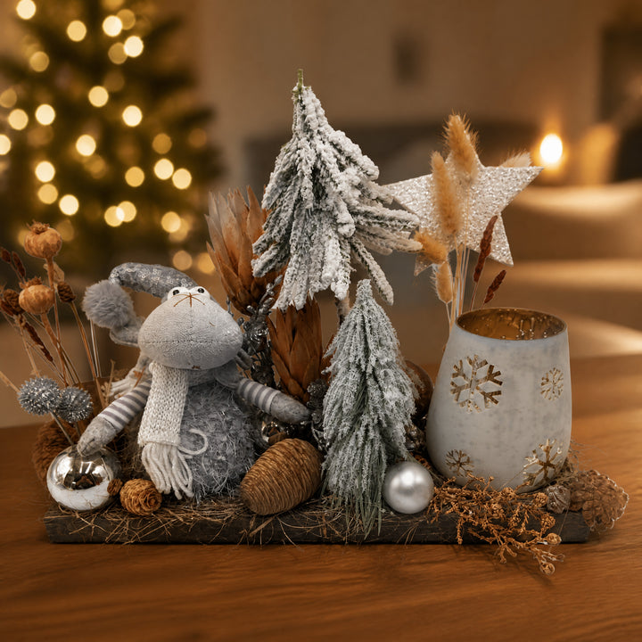 Szene Weihnachtsgesteck Wichtel Kugel Zapfen Windlicht grau weiß silber