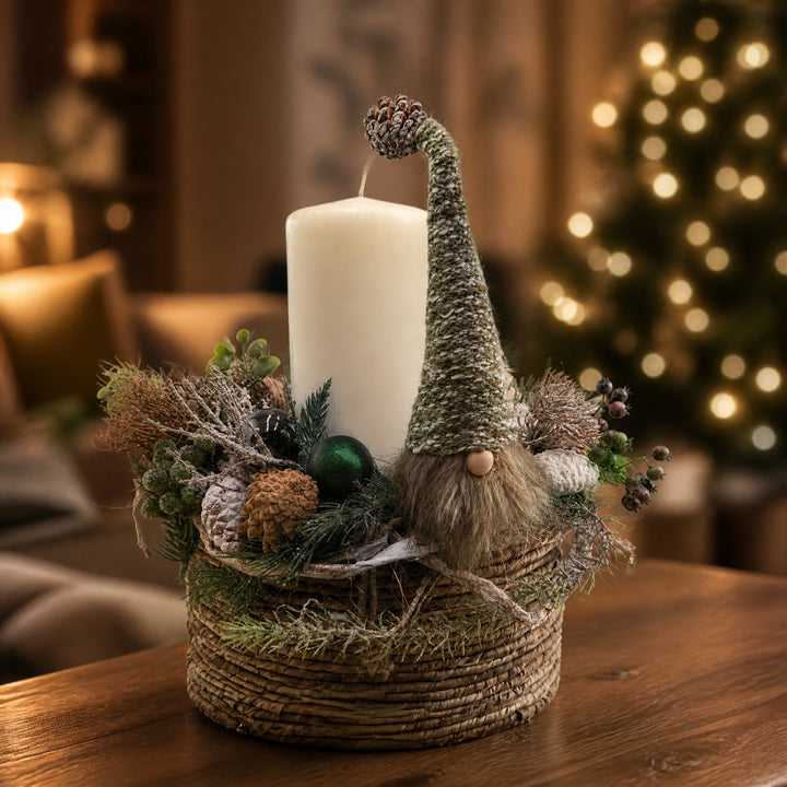 Szene Weihnachtsgesteck Wichtel Kerze Zapfen Kugeln grün creme