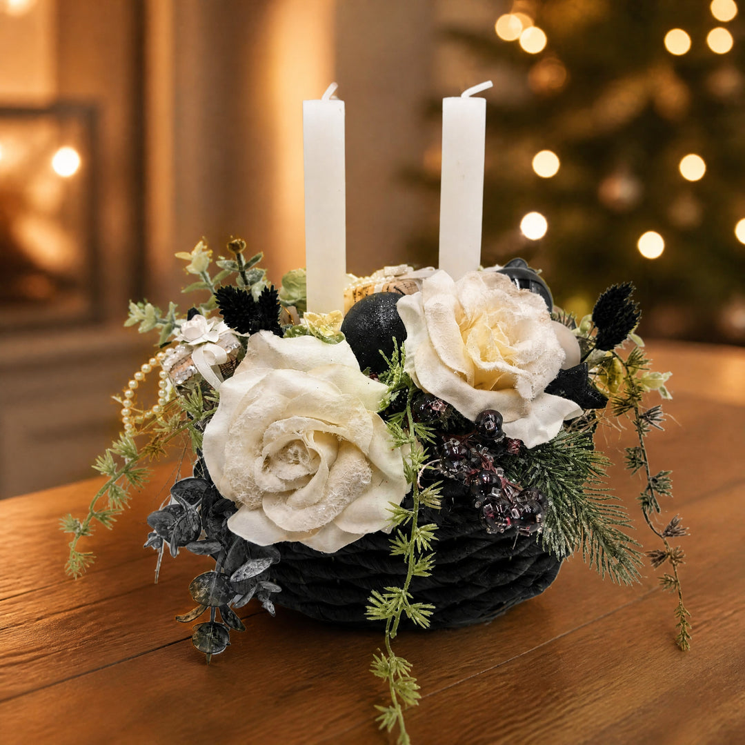 Szene Weihnachtsgesteck Rosen Kugel Geschenk creme schwarz