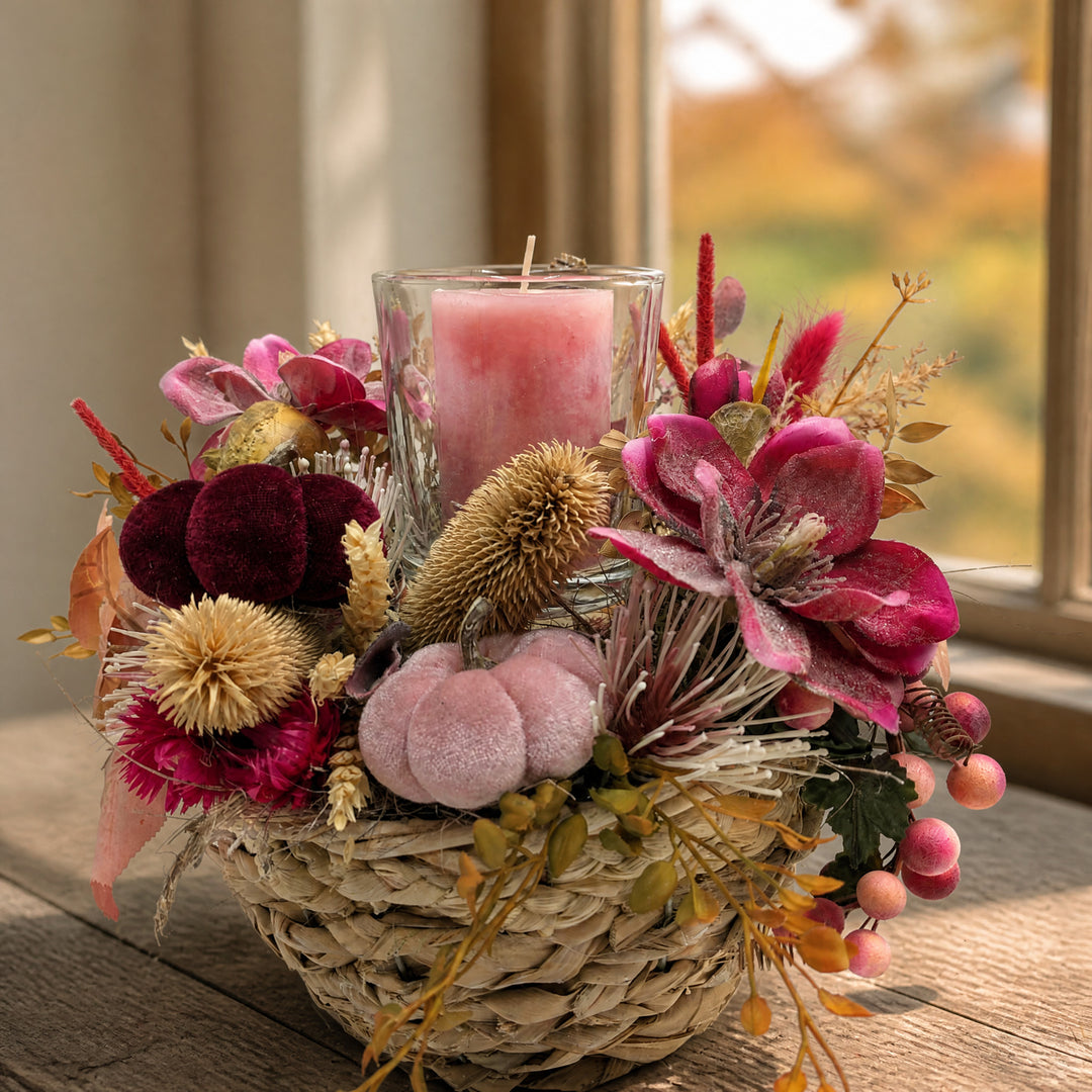 Szene Herbstgesteck Kürbis Magnolie Distel rosa beere im Korb