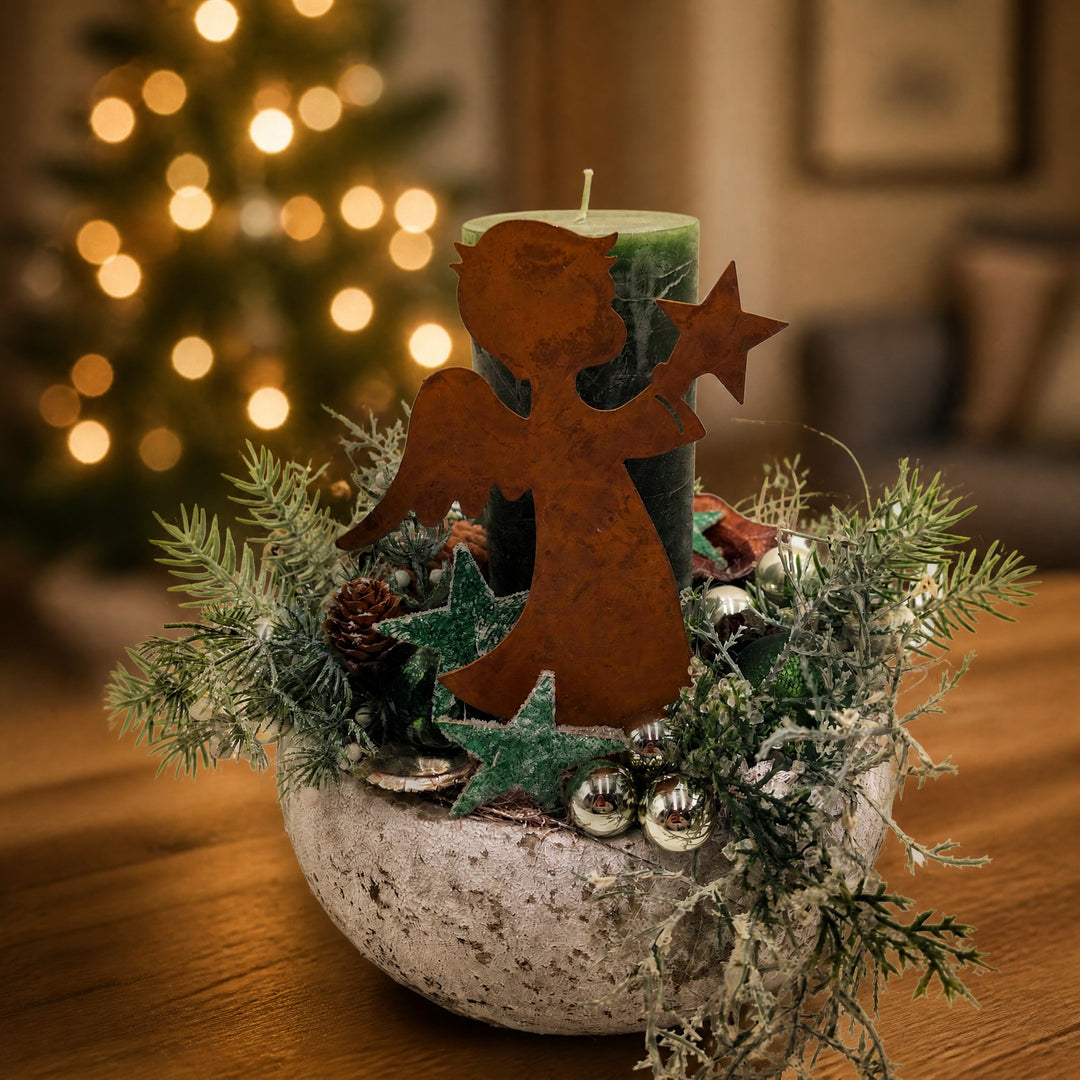 Szene Weihnachtsgesteck Engel Rost Zapfen Kerze grün silber