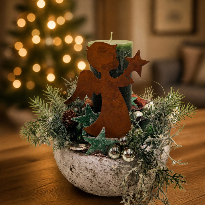 Szene Weihnachtsgesteck Engel Rost Zapfen Kerze grün silber