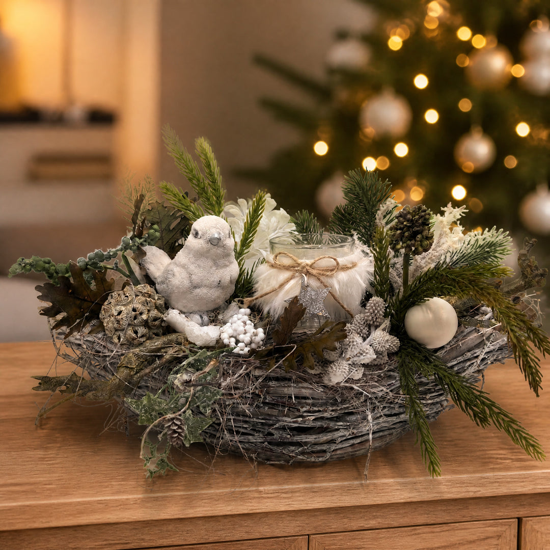 Szene Weihnachtsgesteck Windlicht Vogel Zapfen Kugel weiß natur