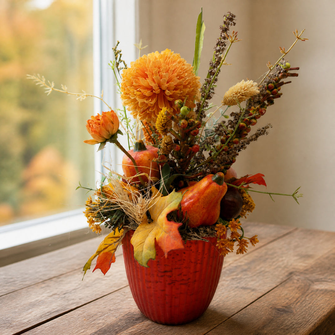 Szene Herbstgesteck Kürbis Kastanie Physalis Chrysantheme orange