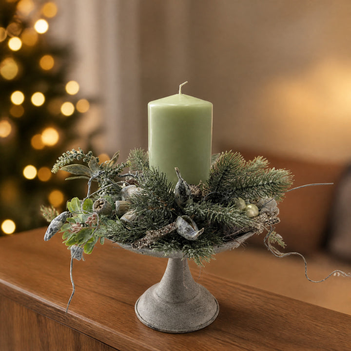 Szene Weihnachtsgesteck Kerze Zapfen Tanne salbei silber