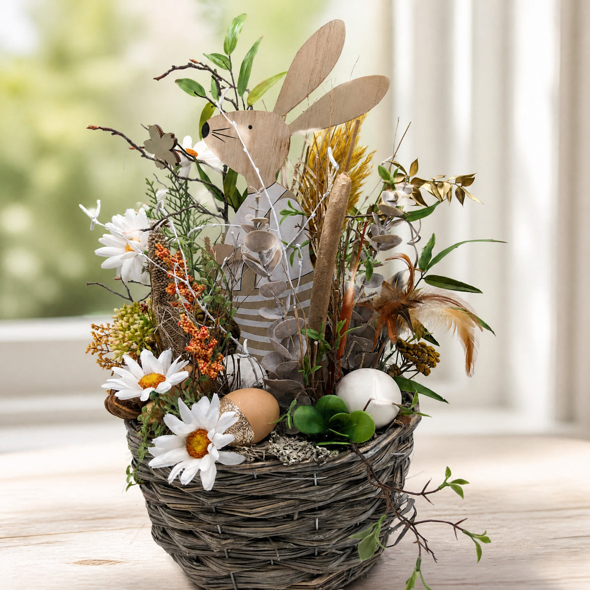Szene Ostergesteck Korb Hase Eier Margeriten Eukalyptus weiß natur