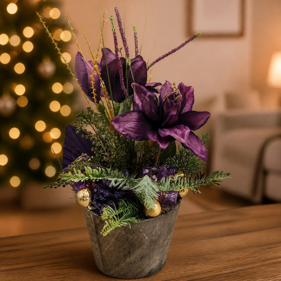 Szene Weihnachtsgesteck Amaryllis Kugeln Zapfen lila gold