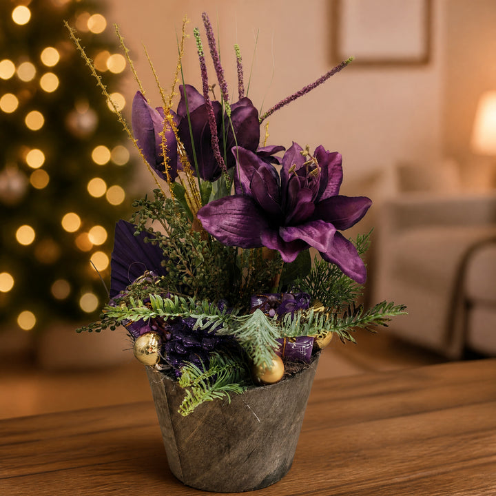 Szene Weihnachtsgesteck Amaryllis Kugeln Zapfen lila gold