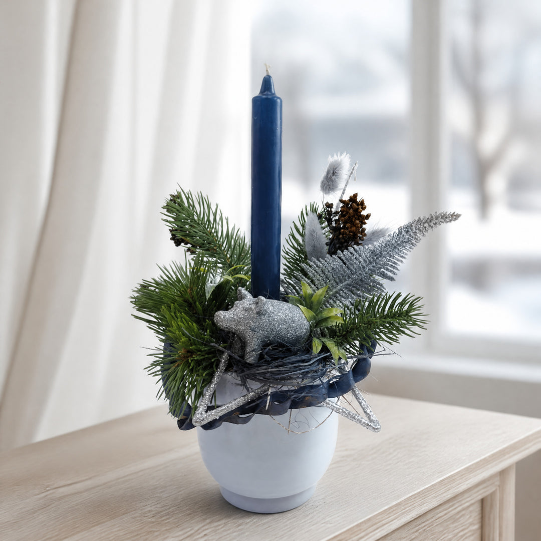 Szene Wintergesteck Glücksschwein Stern Farn Tanne blau silber