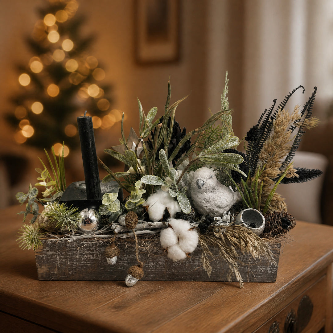 Szene Weihnachtsgesteck Holzkasten Kerze Vogel Stern schwarz natur