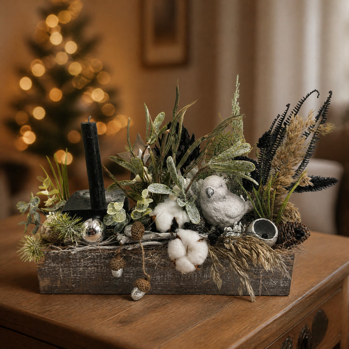 Szene Weihnachtsgesteck Holzkasten Kerze Vogel Stern schwarz natur