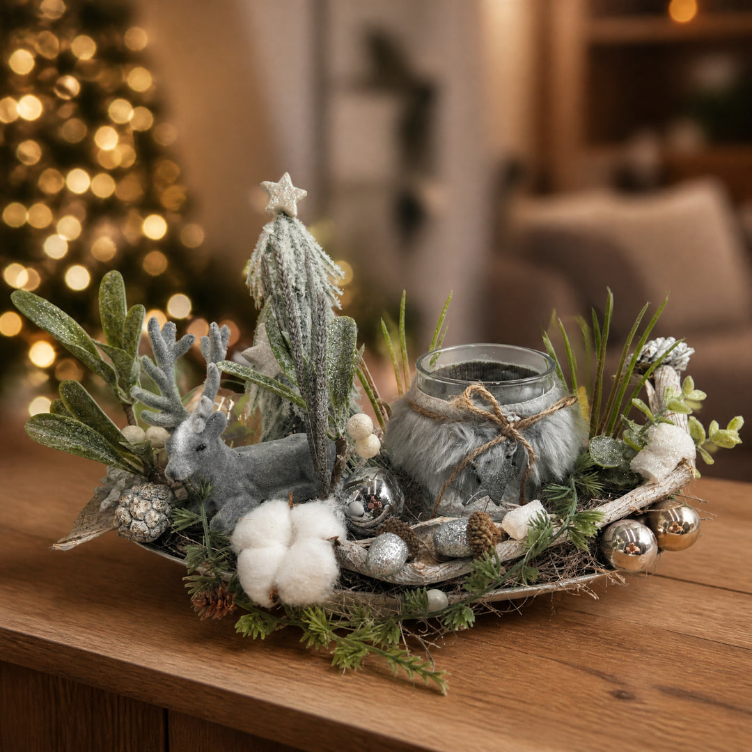 Szene Weihnachtsgesteck Hirsch Windlicht Kugeln Eicheln grau silber
