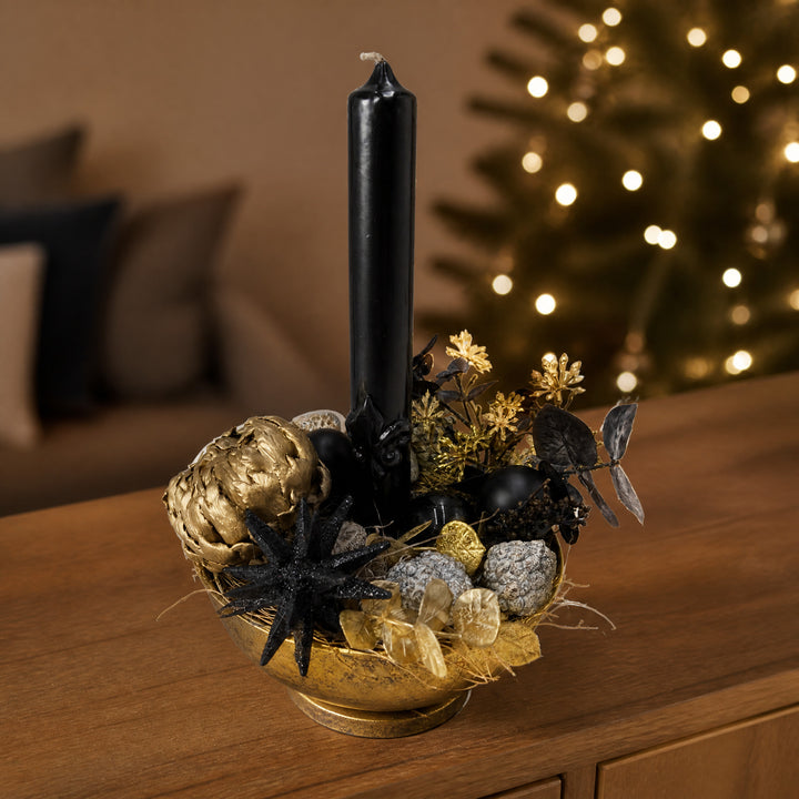 Szene Weihnachtsgesteck Kerze Kugel Zapfen Stern schwarz gold
