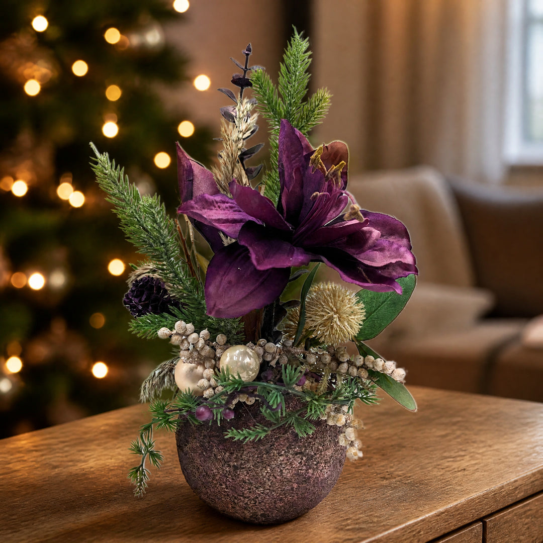 Szene Weihnachtsgesteck Amaryllis Zapfen Kugeln lila creme