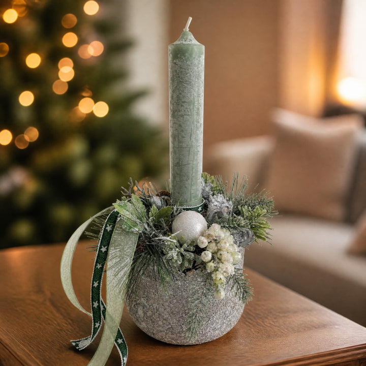 Szene Weihnachtsgesteck Kerze Kugel Zapfen Beeren salbei silber