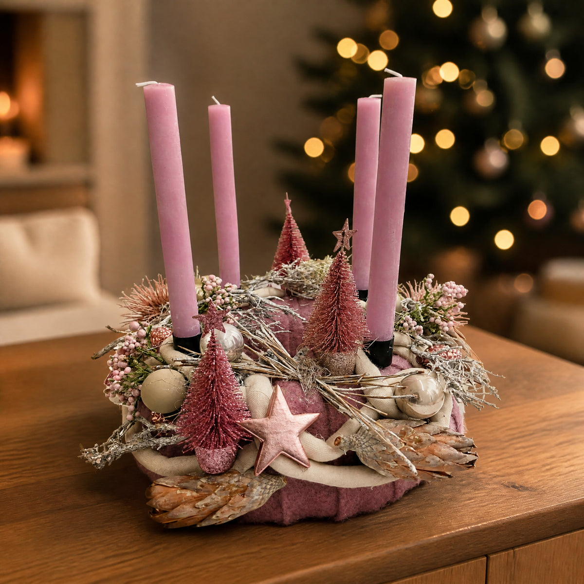 Szene Adventsgesteck Adventskranz Kugel Stern Tannenbäumchen rosa creme
