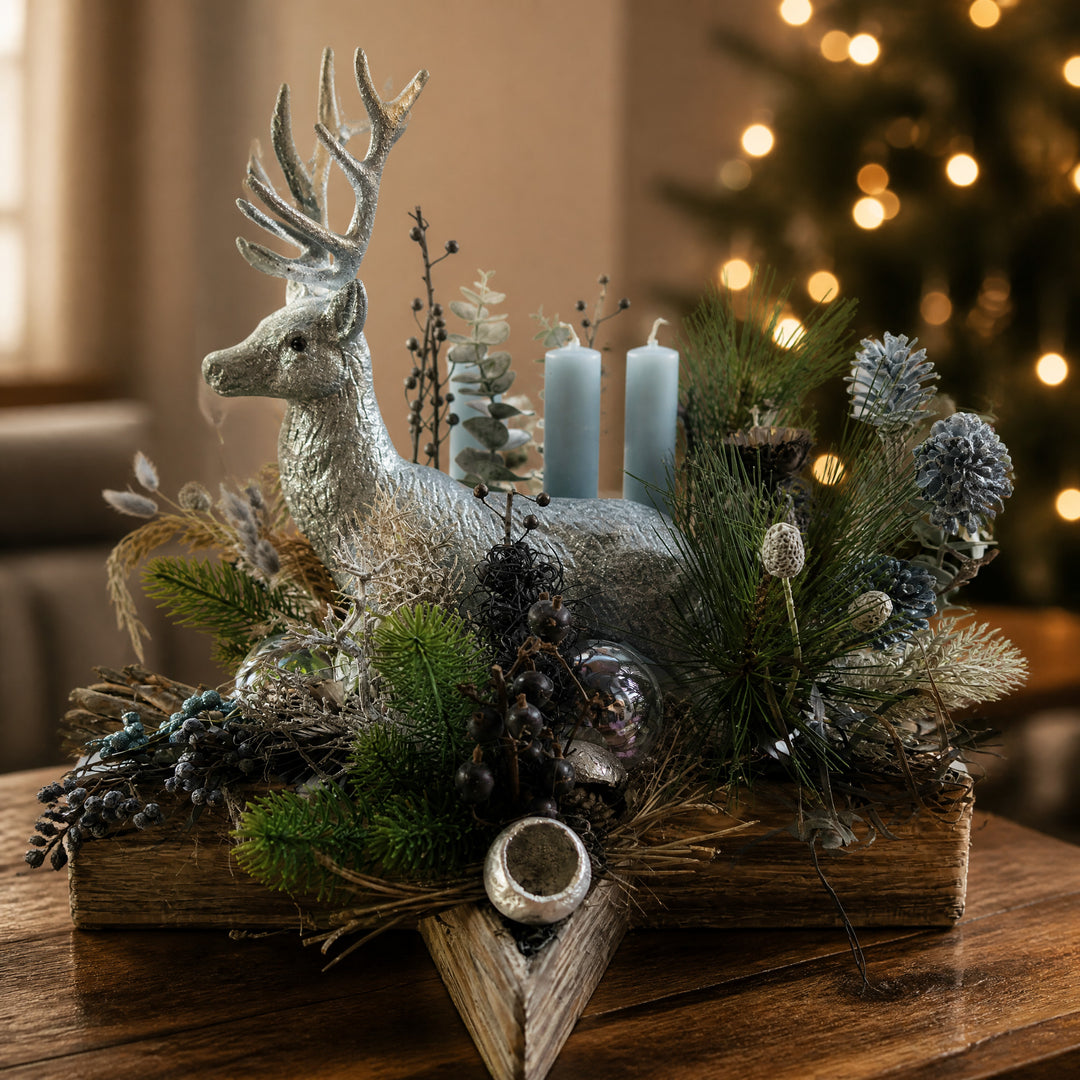 Szene Adventsgesteck Hirsch Zapfen Kugeln blau silber auf Holzstern