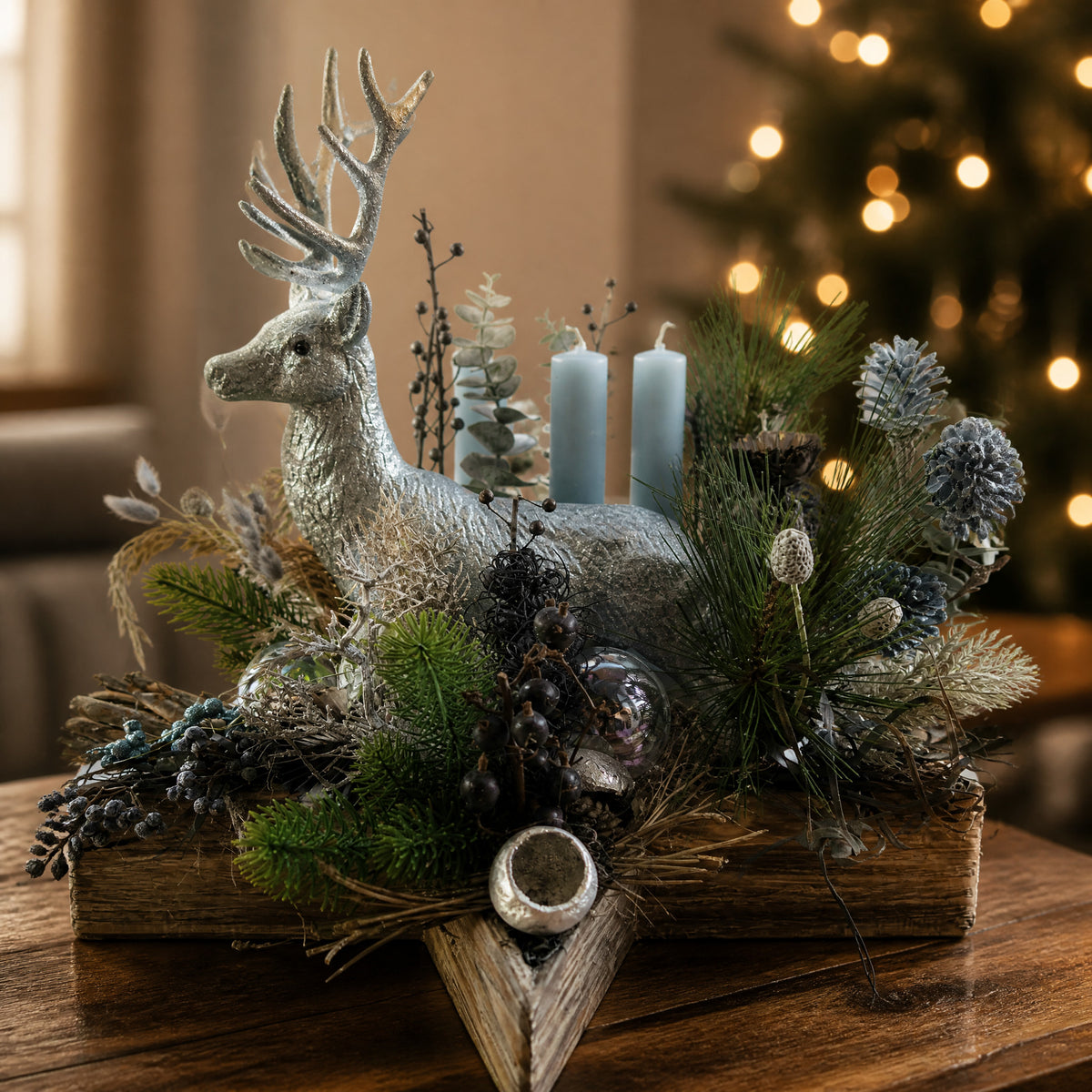 Szene Adventsgesteck Hirsch Zapfen Kugeln blau silber auf Holzstern