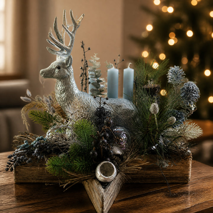 Szene Adventsgesteck Hirsch Zapfen Kugeln blau silber auf Holzstern