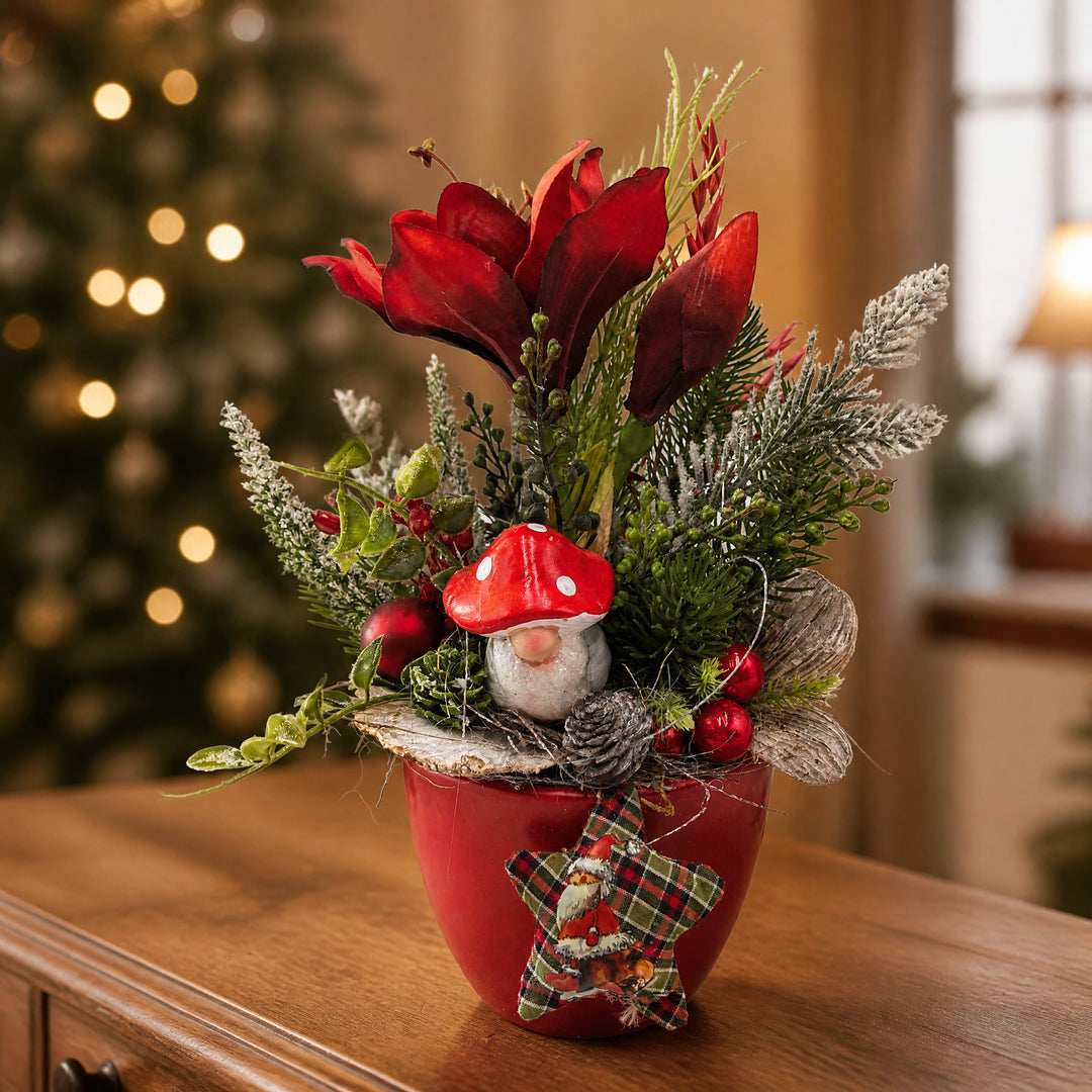 Szene Weihnachtsgesteck Amaryllis Pilz Kugeln rot grün im Topf