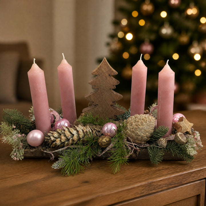 Szene Adventsgesteck Kugeln Zapfen Stern Tannenbaum rosa natur