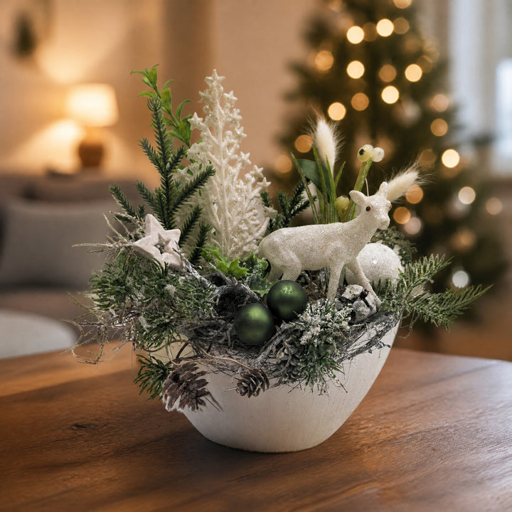 Szene Weihnachtsgesteck Reh Stern Kugeln Tanne weiß grün