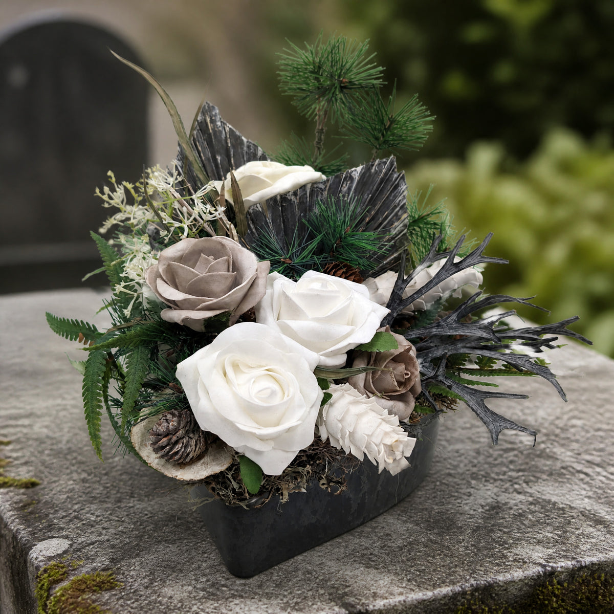 Szene Trauergesteck Rosen Zapfen Geäst grau creme