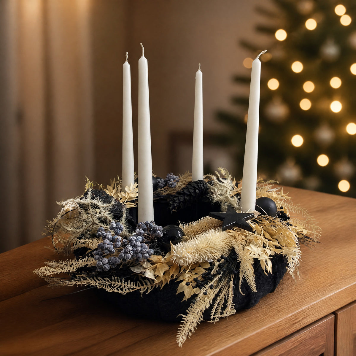 Szene Adventsgesteck Adventskranz Kugel Zapfen Stern schwarz creme