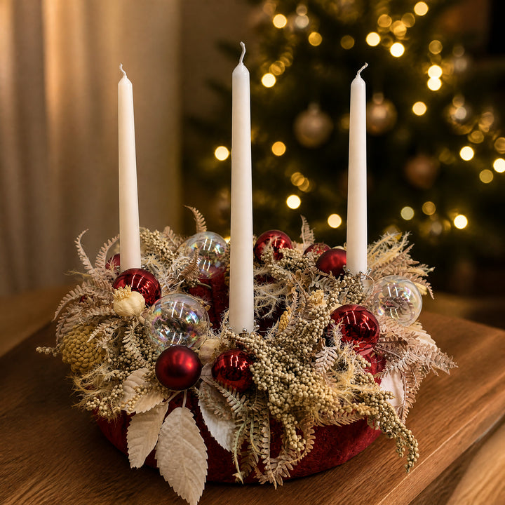 Szene Adventskranz Kugeln Zapfen Mohnkapseln creme rot