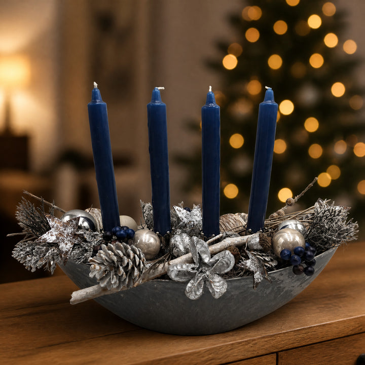 Szene Adventsgesteck Schale Kugel Zapfen Stern blau silber