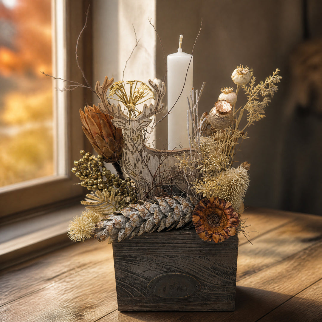 Szene Herbstgesteck Zapfen Hirsch Mohnkapseln creme gold