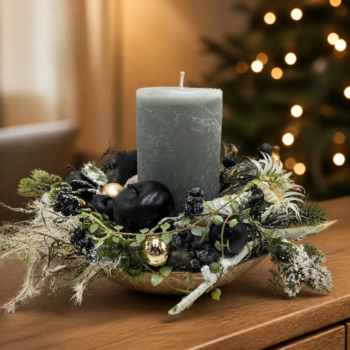 Szene Weihnachtsgesteck Kerze Zapfen Apfel Beeren salbei schwarz gold