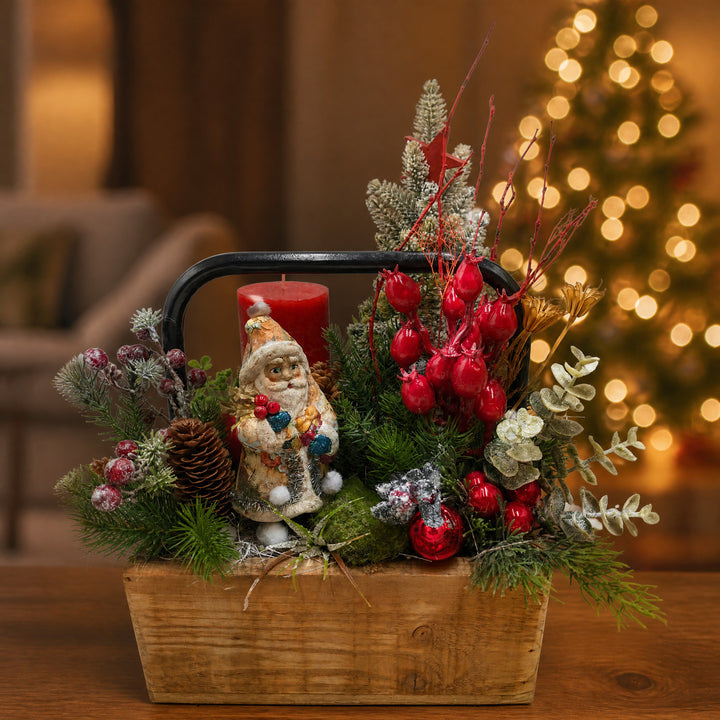 Szene Weihnachtsgesteck Weihnachtsmann Zapfen Kugeln rot grün im Holzkasten