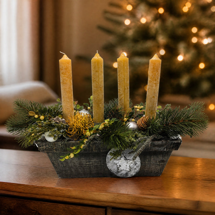 Szene Adventsgesteck Holzkasten 4 Kerzen Kugeln Stern Zapfen ocker silber