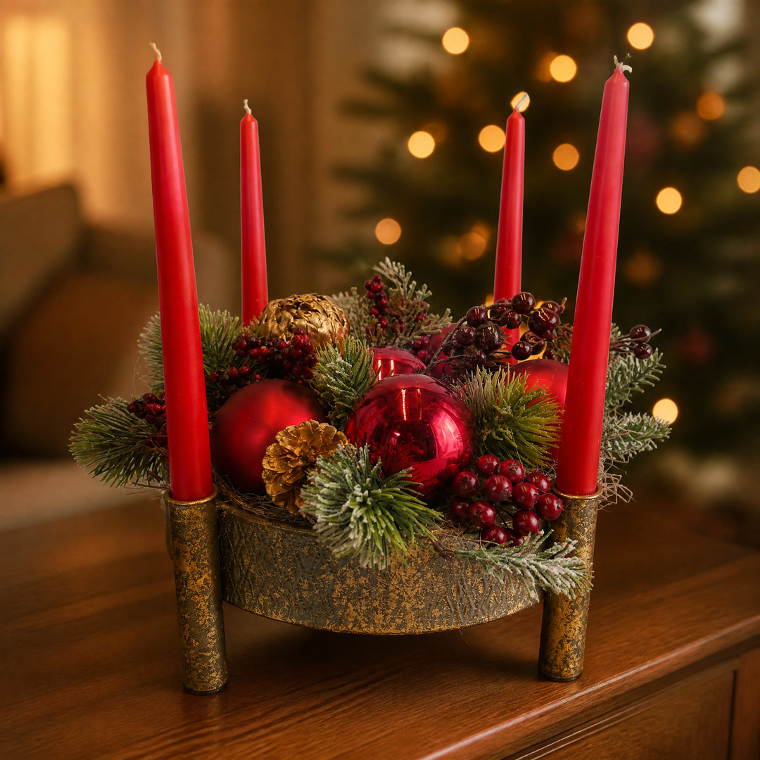 Szene Adventsgesteck klassisch Kugeln Zapfen Beeren rot gold