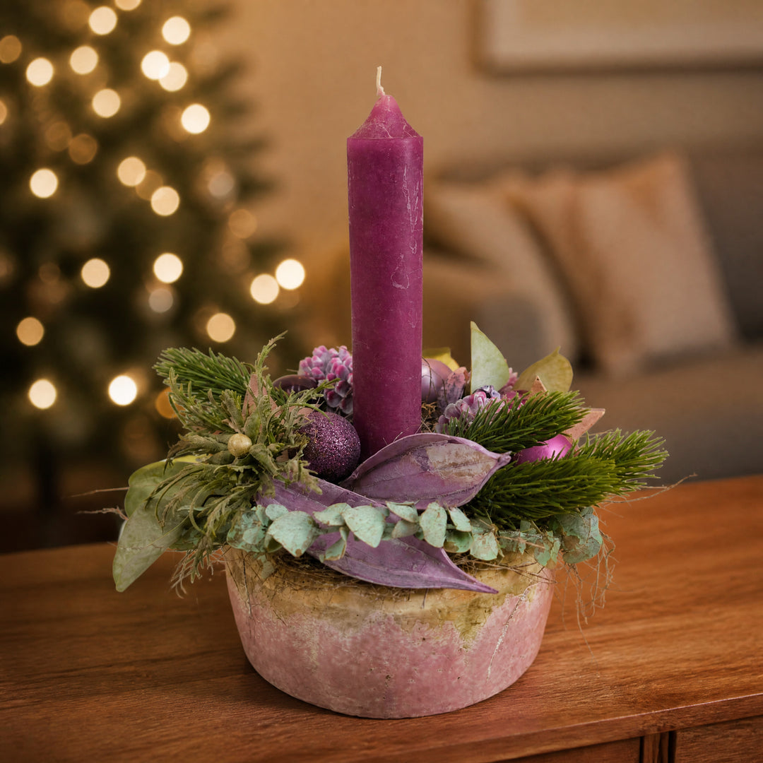 Szene Weihnachtsgesteck Kerze Kugeln Zapfen Stern lila rosa