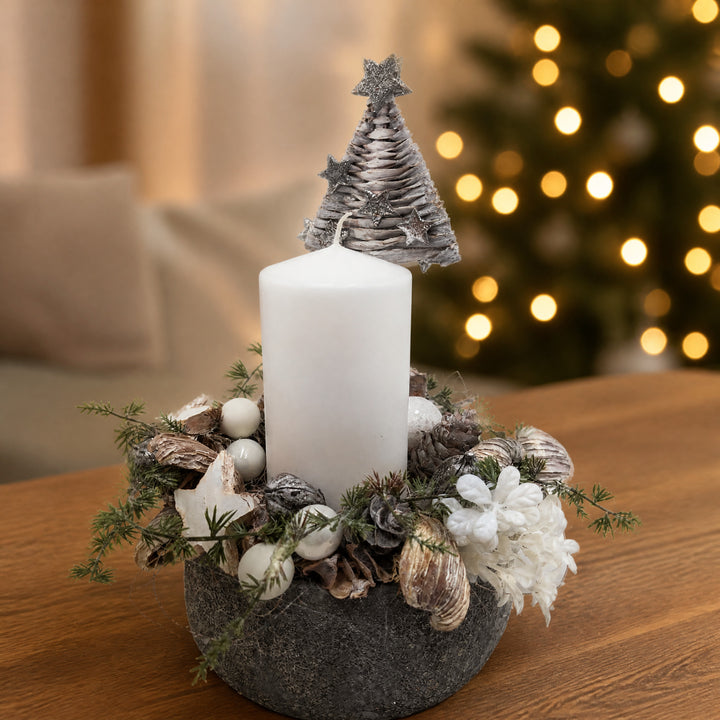 Szene Weihnachtsgesteck Kerze Tannenbaum Zapfen Stern grau weiß