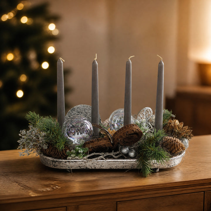Szene Adventsgesteck Tablett Kugeln Zapfen Tanne silber grau