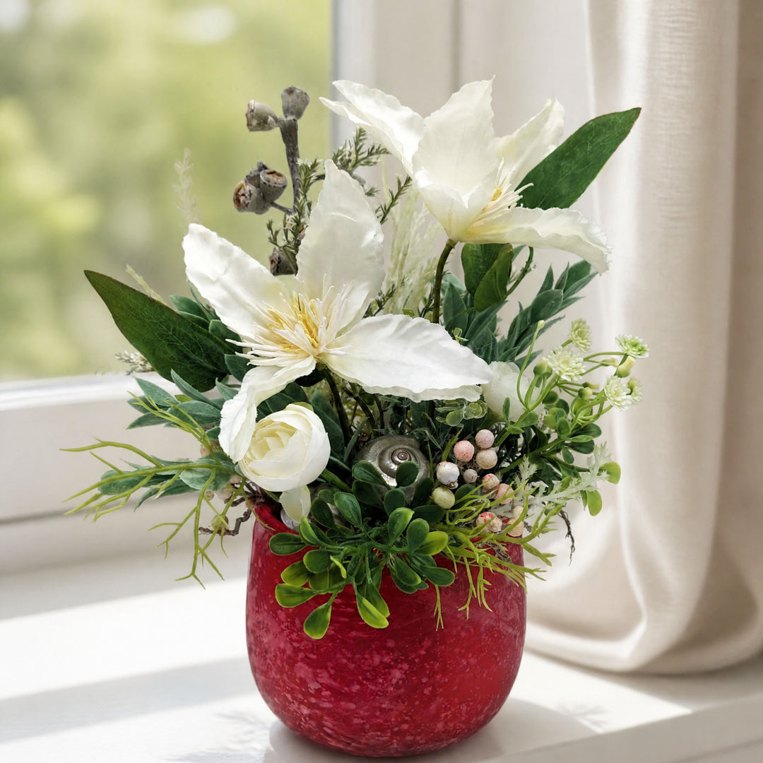 Szene Frühlingsgesteck Clematis Ranunkel Schnecke Beeren weiß rot