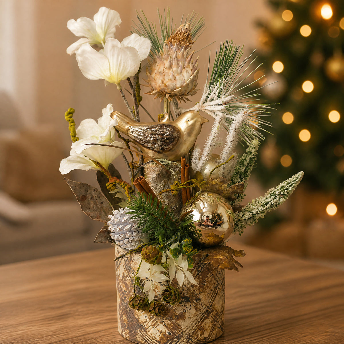 Szene Weihnachtsgesteck Wintergesteck Vogel Blüten Kugel weiß gold