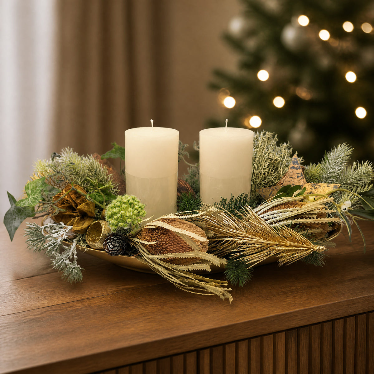 Szene Weihnachtsgesteck Adventsgesteck Wintergesteck Kerzen Banksia creme gold